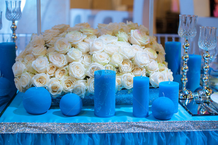 蓝色花朵和蜡烛风格的婚礼装饰图片