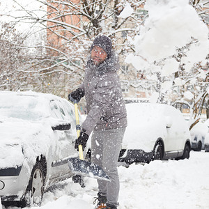 冬天暴风雪过后有人在她图片