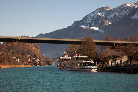 船舶停靠在瑞士因特拉肯图片