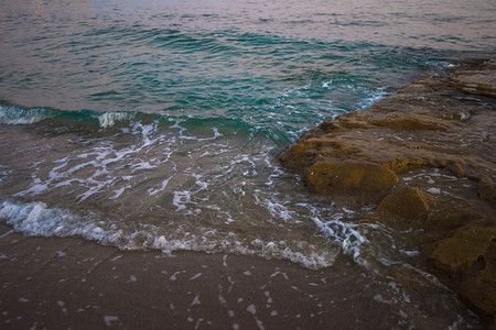 傍晚有海浪的蓝色大海图片