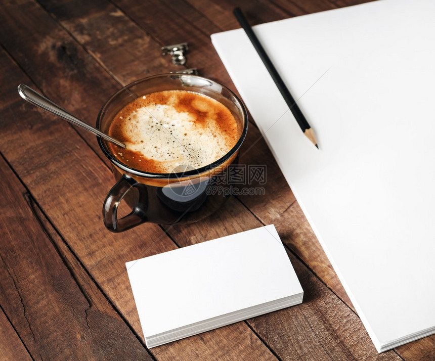 老式木制背景上的空白文书工作模板空白文具纸信笺咖啡杯和铅笔的特写镜头设计图片