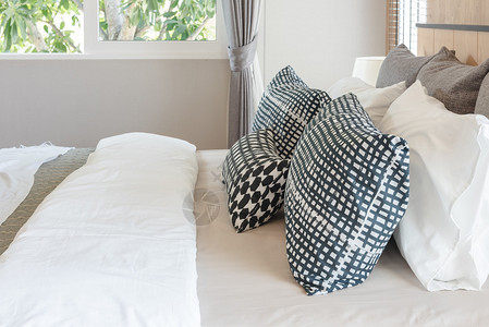现代卧室设计的床上黑白枕图片