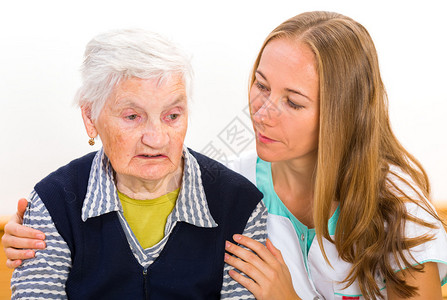 老年妇女与照顾者的照片请图片