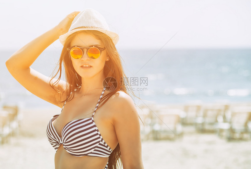 在沙滩上穿比基尼的漂亮女人度假时在夏日图片