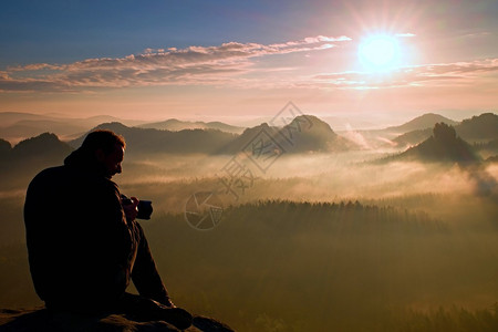 在云海之上的摄影师剪影有雾的山图片