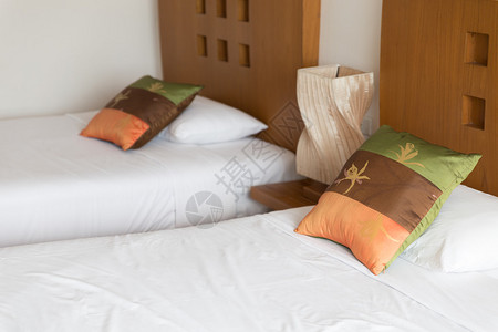 旅馆房间的灯枕头和白床图片