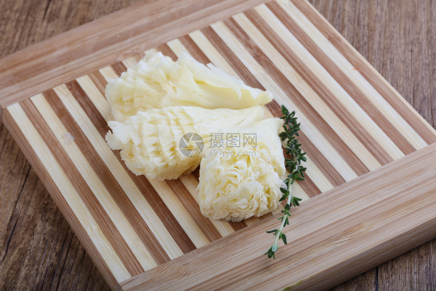 美味奶酪有百香树枝的Teted图片