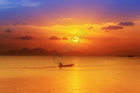 泰国南部湖边的日落天空不图片