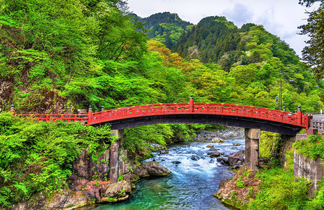 新九圣桥通往日本子富塔拉山神背景