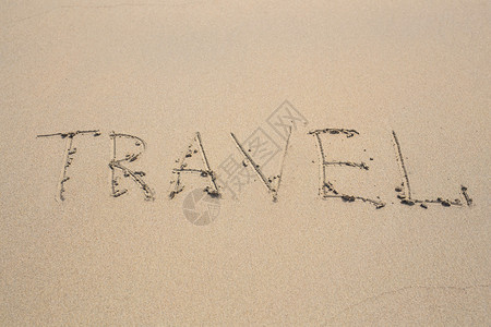 文字在沙滩上旅行图片