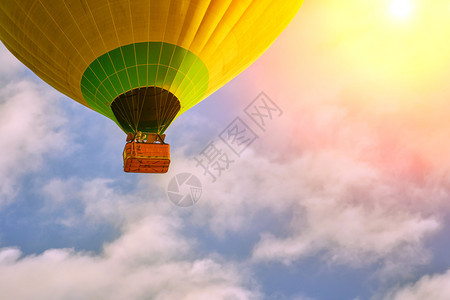 日出天空中的气球环状光轮土耳图片