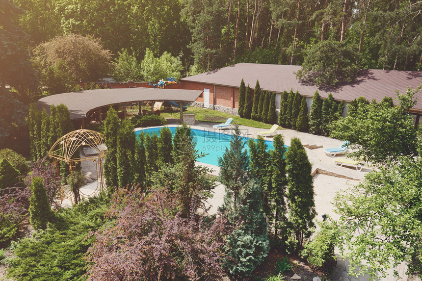 现代酒店和水疗度假村旁边的豪华游泳池度假区景观设计游泳池附近美丽的树木和灌木丛图片