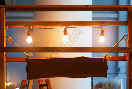 木板照明灯泡可放置您的文字图片