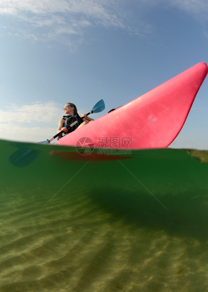 穿粉红色皮艇在海洋图片