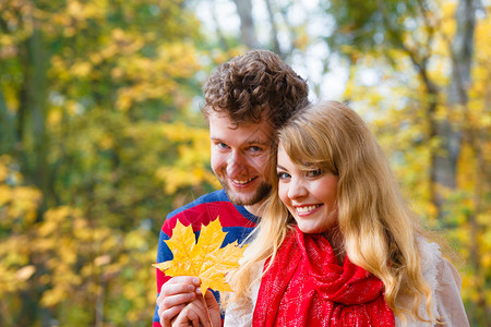 恋爱关系约会和人的概念年轻时尚情侣在秋天公园散步图片