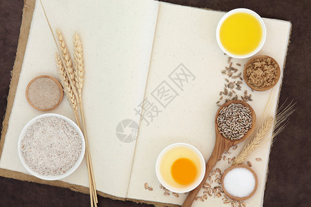 含棕色全草面粉酵母蛋橄榄油食盐糖和小麦谷物的烘烤成分图片