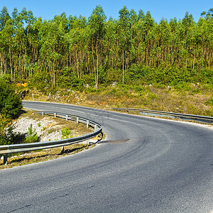 葡萄牙森林覆盖的山丘之间的斜坡图片