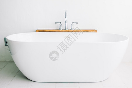 室内浴室的美丽奢华豪白色现代浴缸装饰图片