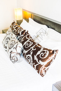 室内卧室的床装饰上美丽的奢华豪枕头图片