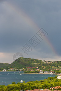 意大利加尔达湖南部海湾上的彩虹图片