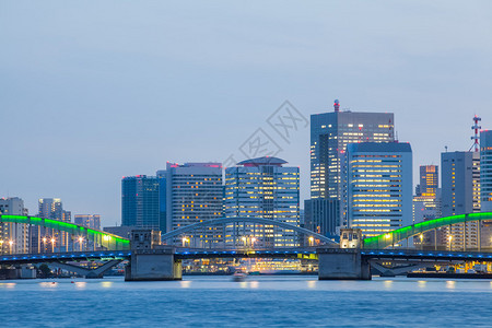 暮色中的东京海滨城市全景图片