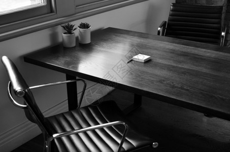 两张椅子和一张木制办公桌办公室图片