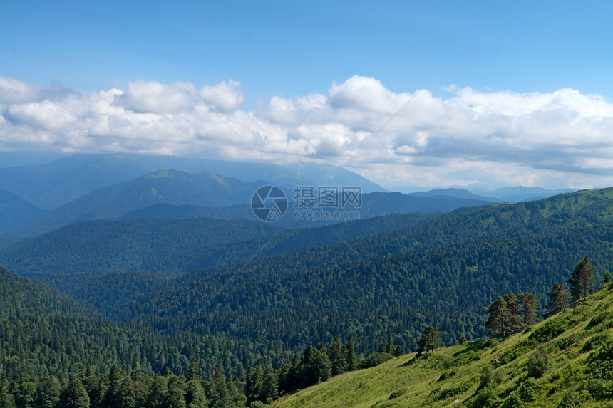 与山林和云彩的晚上风景图片