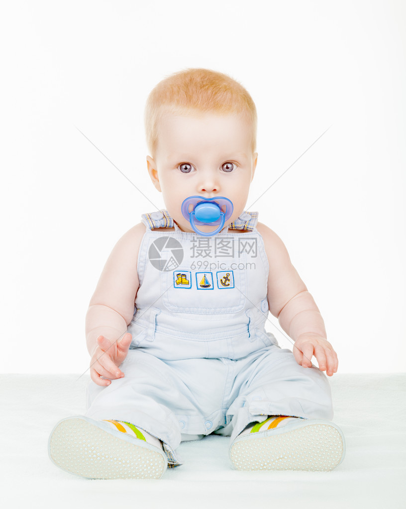 可爱的婴儿坐在地板上用白色背景孤立的图片