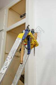 在维修办公房舍建筑期间有各种工具和工具图片