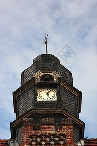一座带时钟的旧校舍的塔楼背景图片