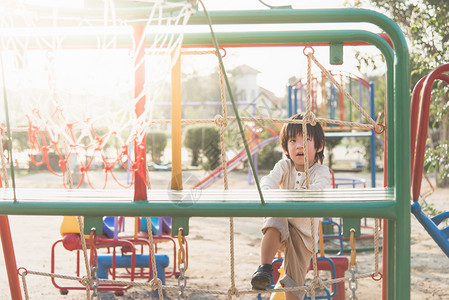 亚洲儿童在夏季户外公园游乐场玩耍图片