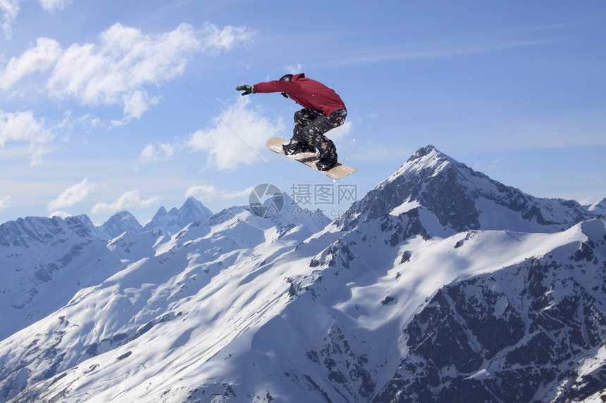雪地骑手在雪山上跳跃极强的图片