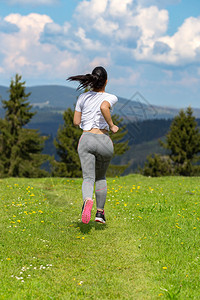 跑步的年轻健身女人图片