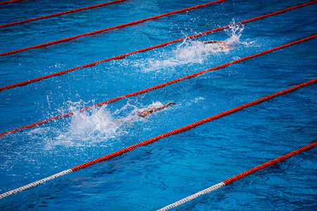 空荡的奥林匹克游泳池图片