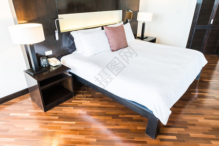 室内卧室内床上装饰的床垫上美丽的舒适枕头图片
