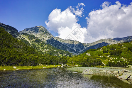 保加利亚皮林山穆拉托夫山峰和山河令背景图片