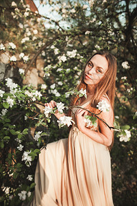 穿着长裙和花圈的年轻美女在Lilac图片