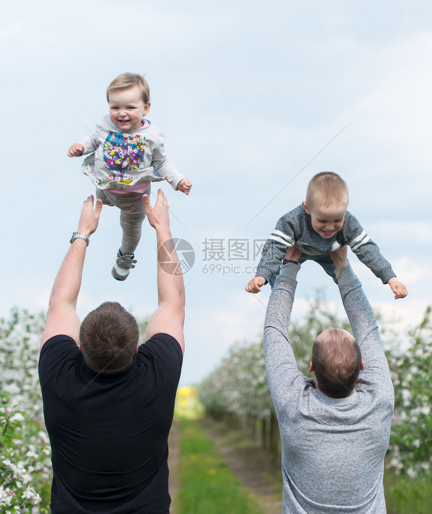 两个父亲把孩子扔了父母图片