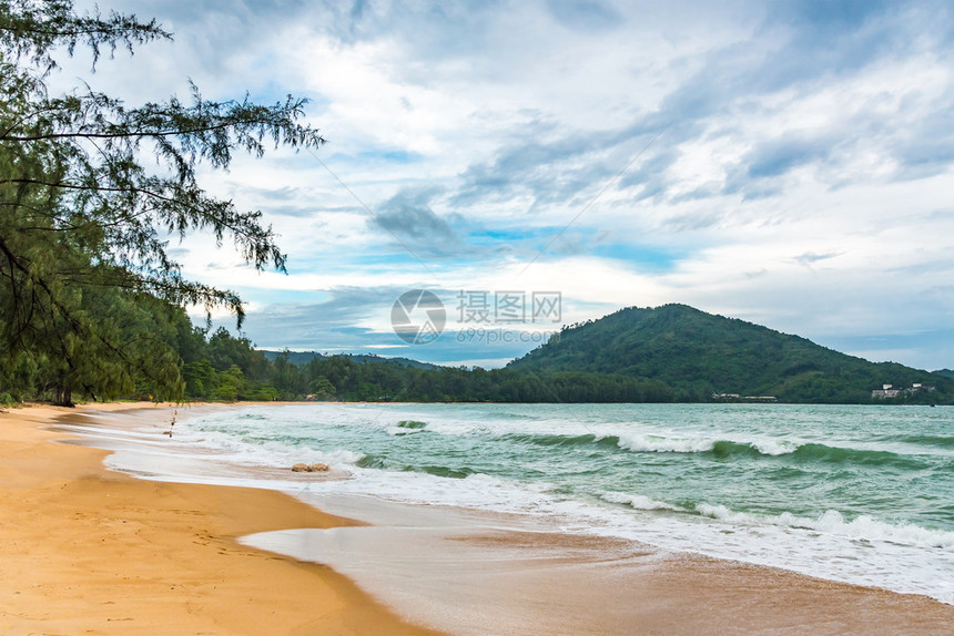 雨后泰国普吉岛海滩和海岸山的风景图片