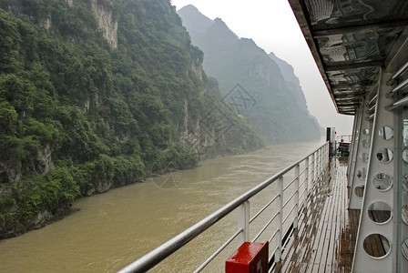 游览船穿过狭窄的长江峡谷图片