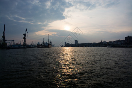日落时分易北河的汉堡港图片