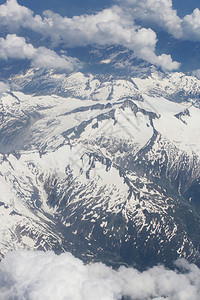 飞机窗外美丽的雪山景色图片