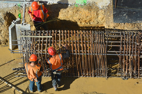 建筑工人在建筑工地加固时的高清图片