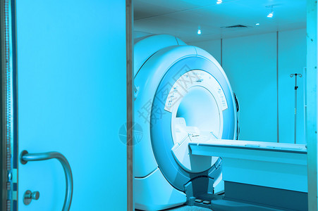 医院的MRI扫描仪室带有艺术照明图片