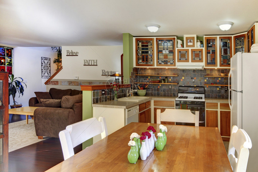 家庭住宅的餐厅和厨房室内图片