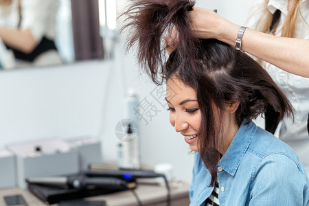 在理发师美容厅做头发时女人图片