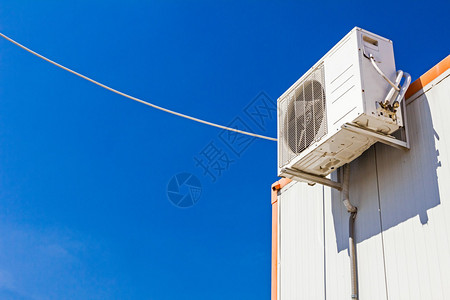 空调的外门机压缩机安装在白色集装箱办公室上图片