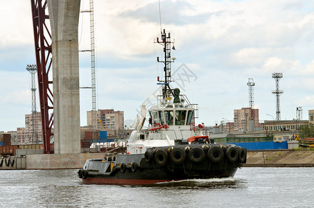 俄罗斯圣彼得堡港口船上在港口工作他在装货后从泊图片