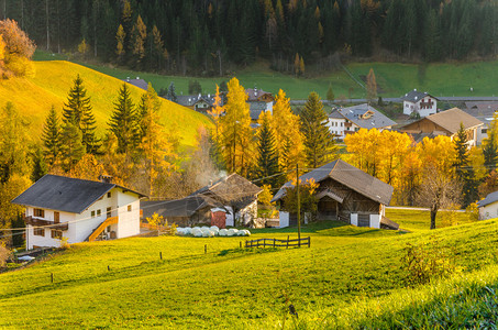 阿尔卑斯山的秋景图片