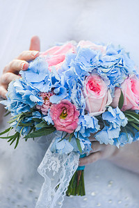 美丽的婚礼花束放在新娘的结婚花图片